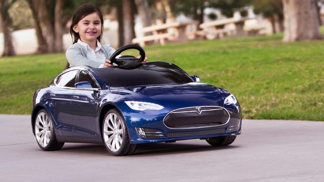 Mini Tesla dla dzieci. Trochę kosztuje, ale zainteresowanie nie maleje